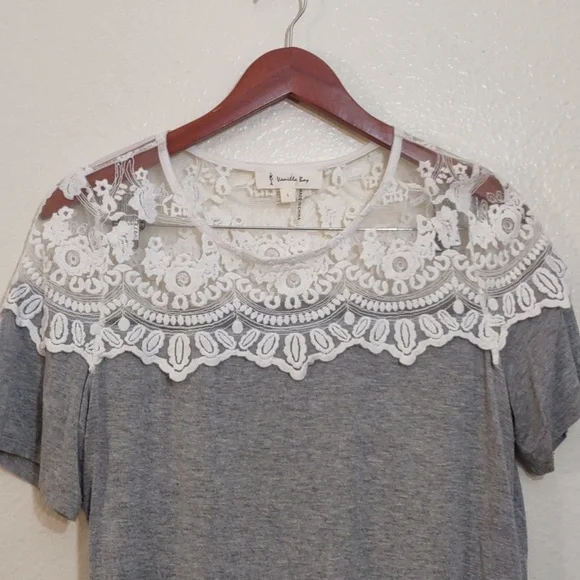 SLIGHTLY USED VANILLA BAY GRAY AND WHITE FLORAL EMBROIDERY SIZE L - Picture 7 of 10